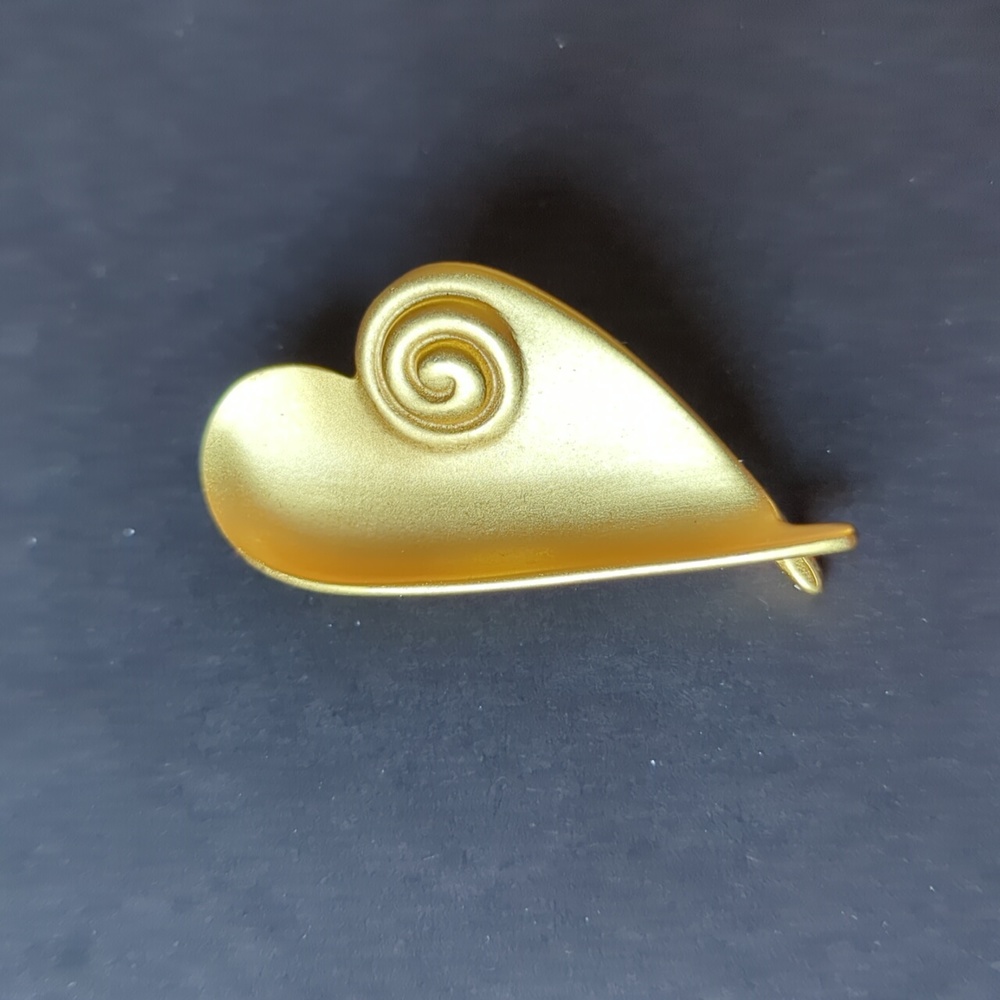 Liz Claiborne Inc brushed gold heart brooch with C locking clasp pin abstract